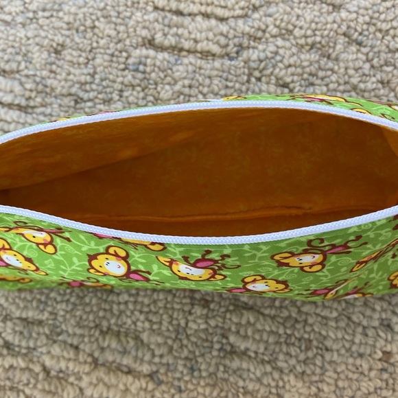 Cosmetic bag. Lines and zippered - Picture 2 of 3